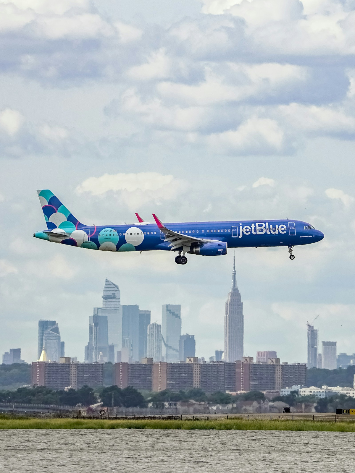 01_JetBlue_여객기_공항접근_Unsplash.jpg